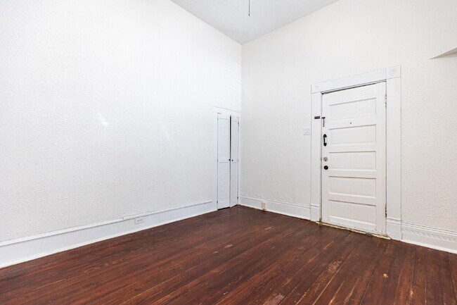 Building Photo - 426 W Woodlawn Ave