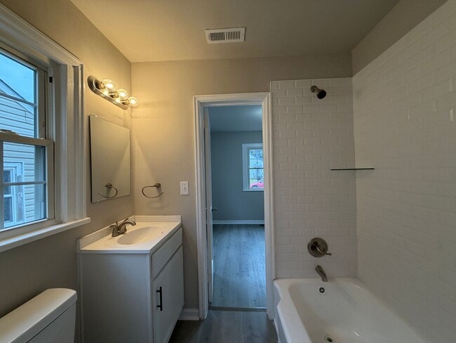 Building Photo - Charming 2 bedroom 1 bath cottage