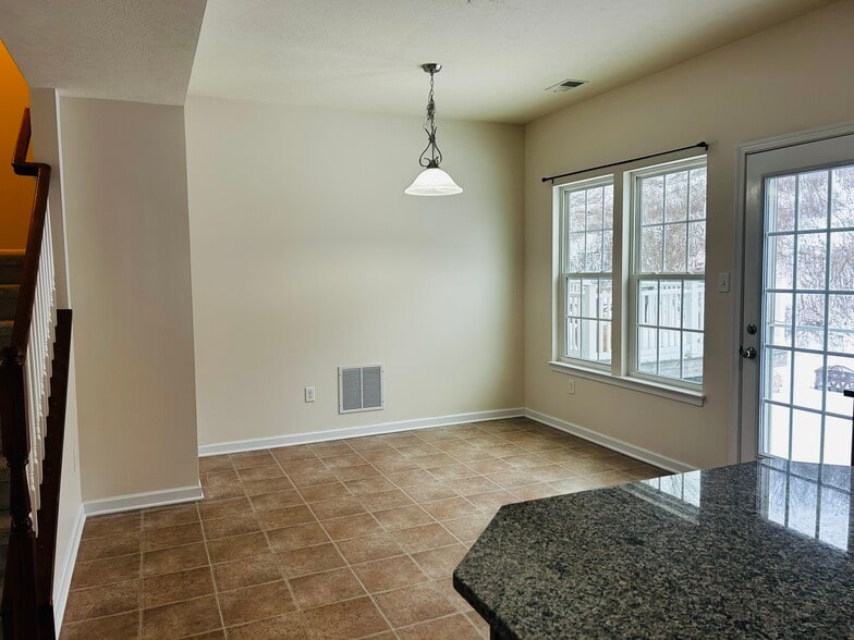dining area - 240 Broadstone Dr