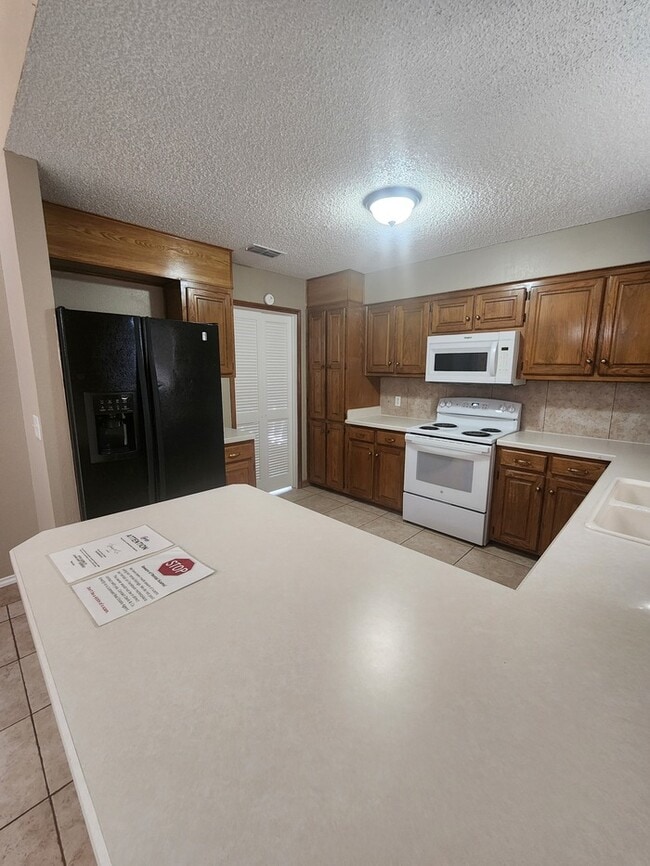 Building Photo - 3 bed 2 bath home, 2 car garage, 2 living areas!