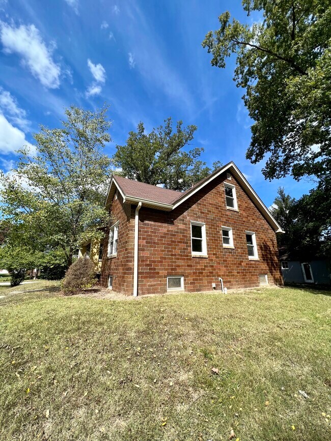 Building Photo - 343 Villa Dr