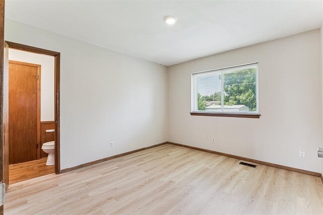 Building Photo - 121 Larry Ave