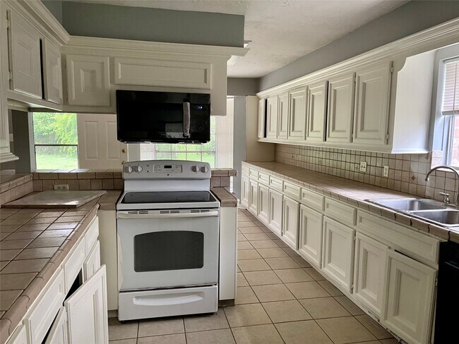 Building Photo - 15803 Baytree Dr