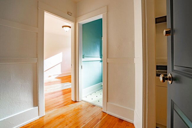 Building Photo - Heights Court