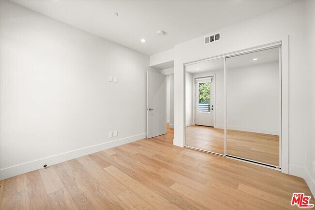 Building Photo - 1752 N Van Ness Ave