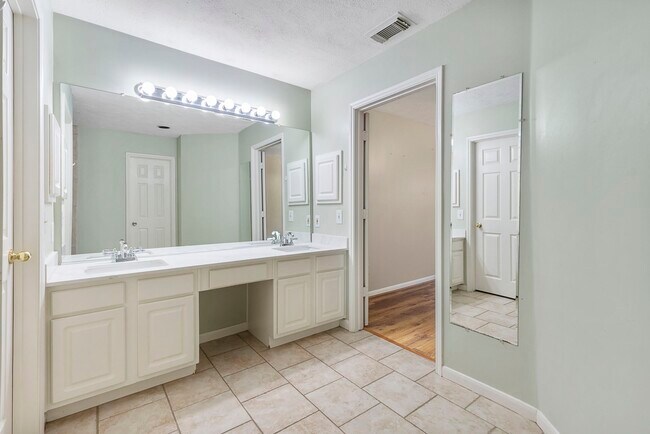 Building Photo - 207 N Dreamweaver Cir