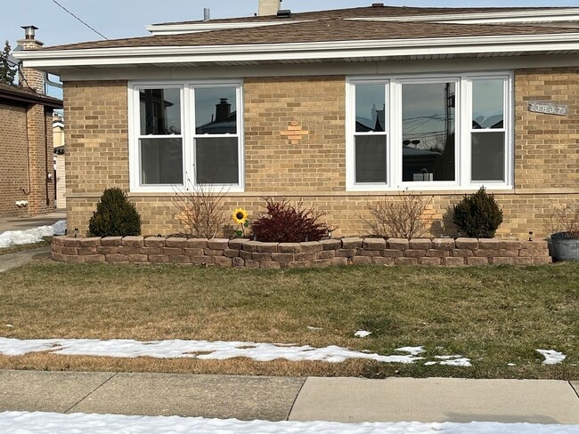 Building Photo - 3837 Emerson Dr