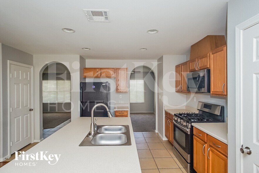 Building Photo - 5333 N Carlsbad Heights St