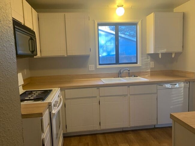 Building Photo - Lovely 3 Bedroom 1 Bath Ranch-Style House ...