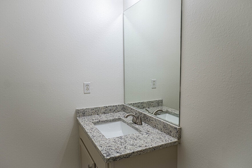 Building Photo - 4721 Waterfront Oak Dr