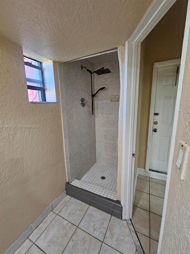 Building Photo - 2990 SW 15th Ave