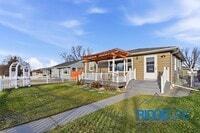 Building Photo - Immaculately Cared for Remodeled East End home