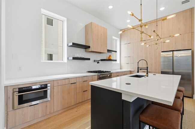 Building Photo - 1003 Kern St