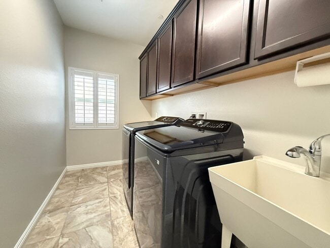 Building Photo - 132 Dunblane St