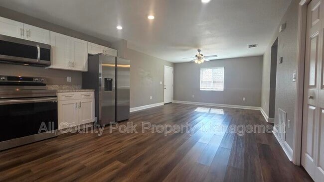 Building Photo - 1104 N Vermont Ave