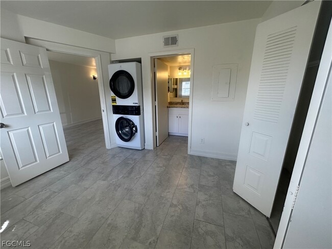 Building Photo - 5315 Summerlin Rd