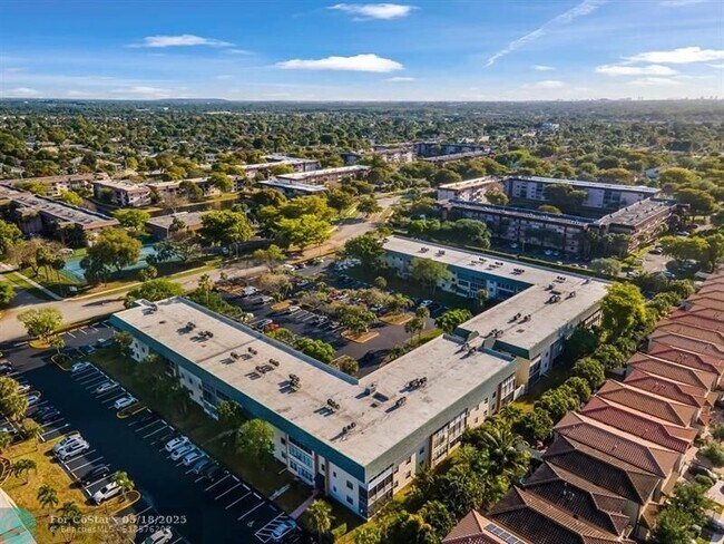 Building Photo - 4990 E Sabal Palm Blvd
