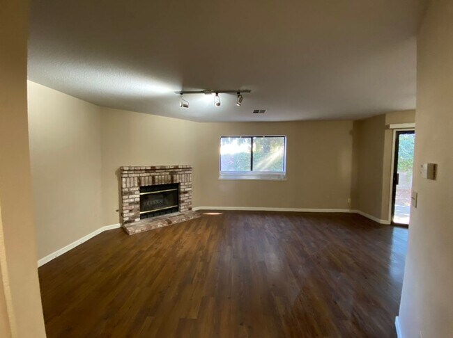 Building Photo - Tuscany Place Triplex
