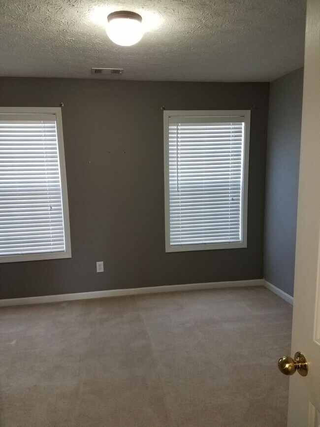 Building Photo - Carrollton City Living