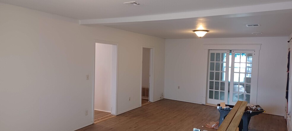 Primary Photo - 505 W Maple