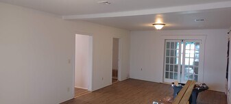 Building Photo - 505 W Maple