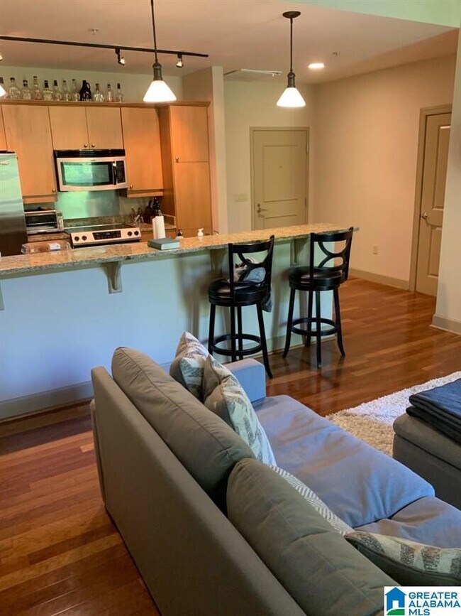 Building Photo - 1040 Broadway St