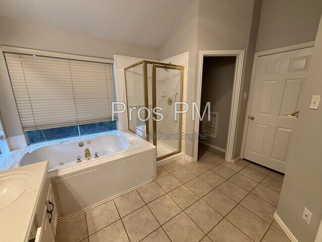 Building Photo - 2921 Meadow Glen Dr