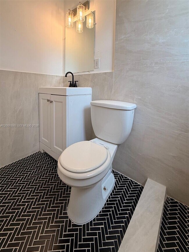 Building Photo - 12906 NE 6th Ave