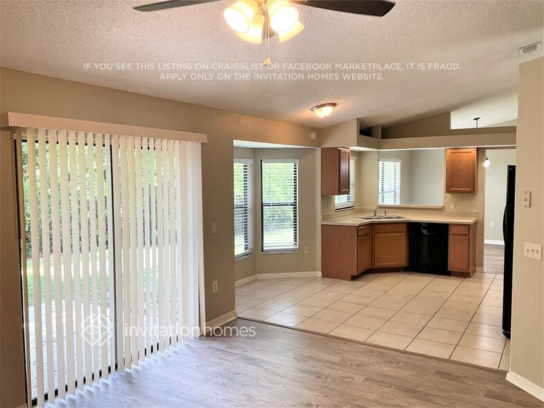 Building Photo - 2174 E Gloria Dr