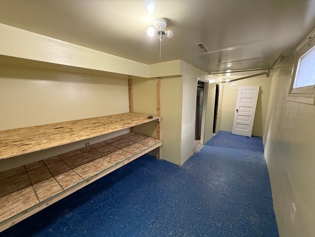 Building Photo - Two bedroom, one bathroom, pet friendly home located in Scottsbluff, NE.