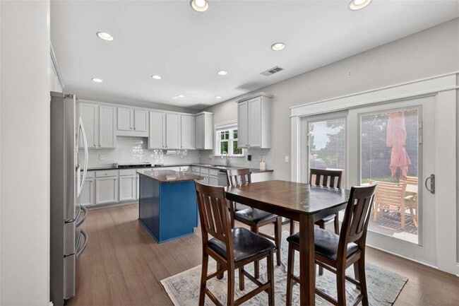 Building Photo - 7819 Brass Lantern Dr