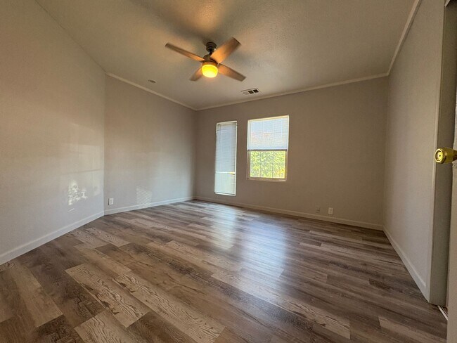 Building Photo - Spacious 3 Bed, 2 Bath Single Story Home