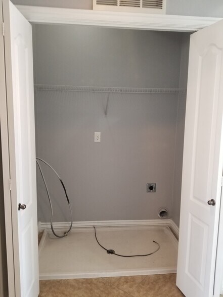 Washer/Dryer Hookup - 7334 S Shelby View Dr