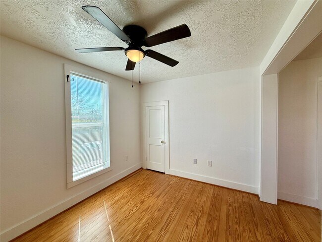 Building Photo - 232 S Tesch St