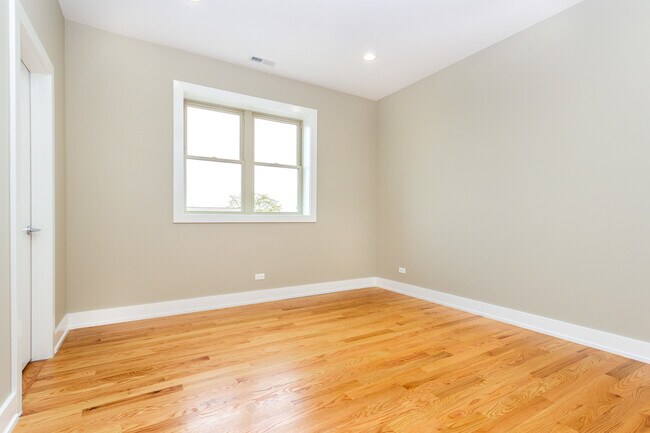 Building Photo - 3459 W Belmont Ave