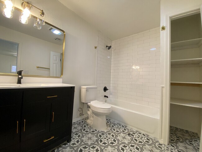 Building Photo - 713 N Dallas Ave