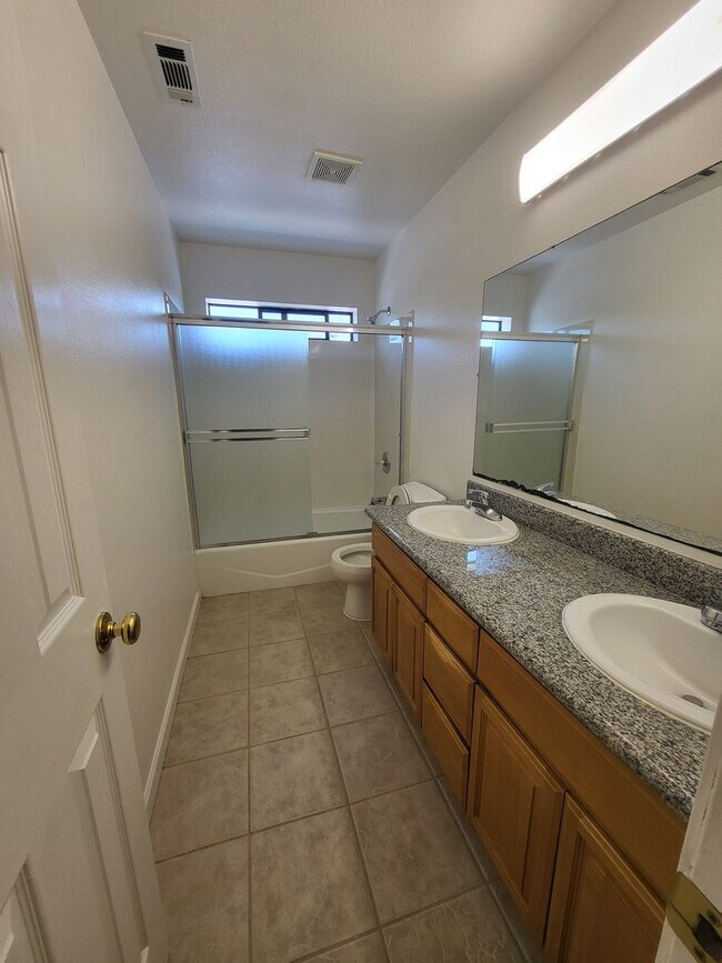 Building Photo - Beautifully Upgraded 2 Story Home in Downt...