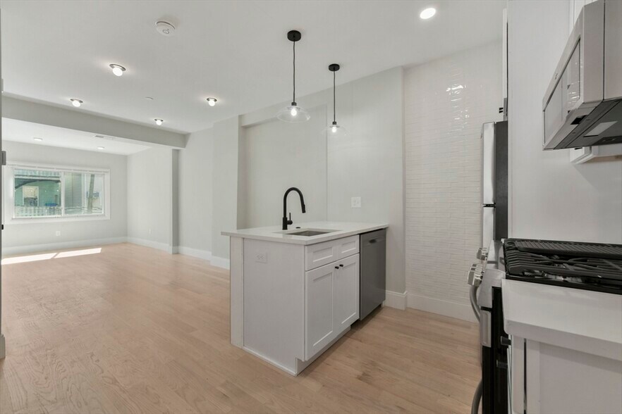 Building Photo - 179 Chelsea St