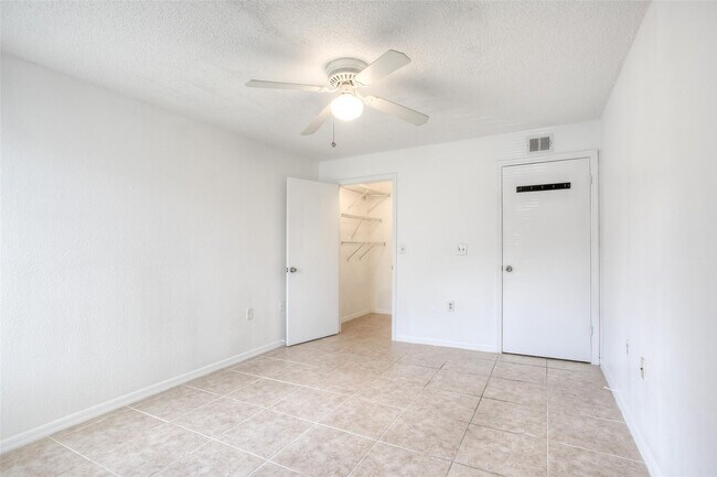 Building Photo - 663 Vista Isles Dr