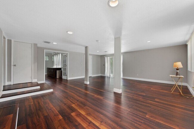 Building Photo - Updated 3/2 House with Bonus Room in Lake ...