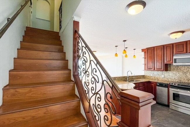 Building Photo - Executive Lakefront Living – 3 Bed, 2.5 Ba...
