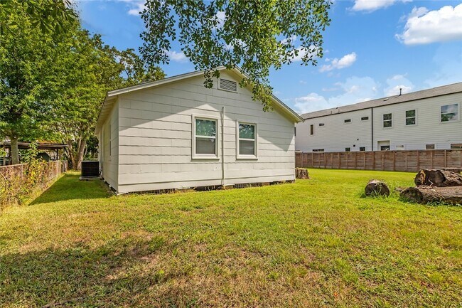 Building Photo - 807 1/2 Fisher Street Unit
