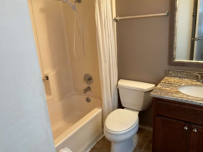 Building Photo - Beautiful Townhome in nice neighborhood - ...