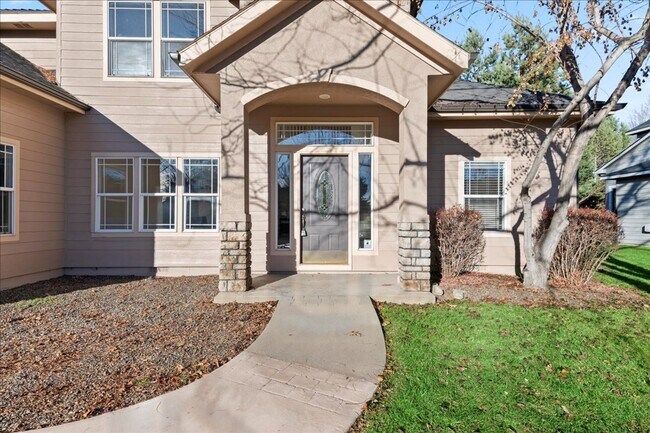 Building Photo - Quiet, Convenient, and Spacious 5 Bedroom 4 Bathroom Home