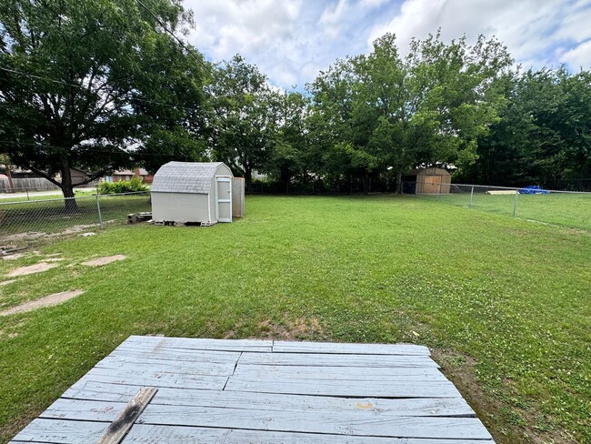 Building Photo - Two Bedroom Centrally Located in Ardmore