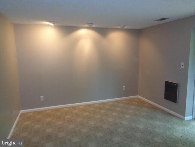 Building Photo - 10 Donagh Ct
