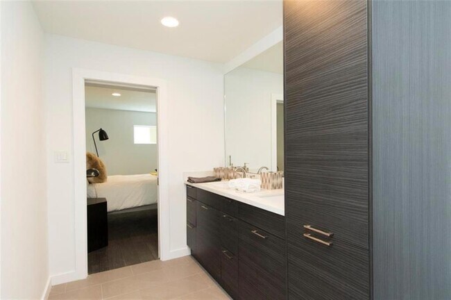 Building Photo - 1410 Hyde Park Blvd