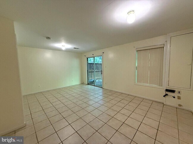Building Photo - 11 Wimbledon Ct