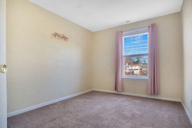 Building Photo - Updated 3-Bed, 2.5-Bath Yorktown Condo with Modern Kitchen, Parking & Community Amenities