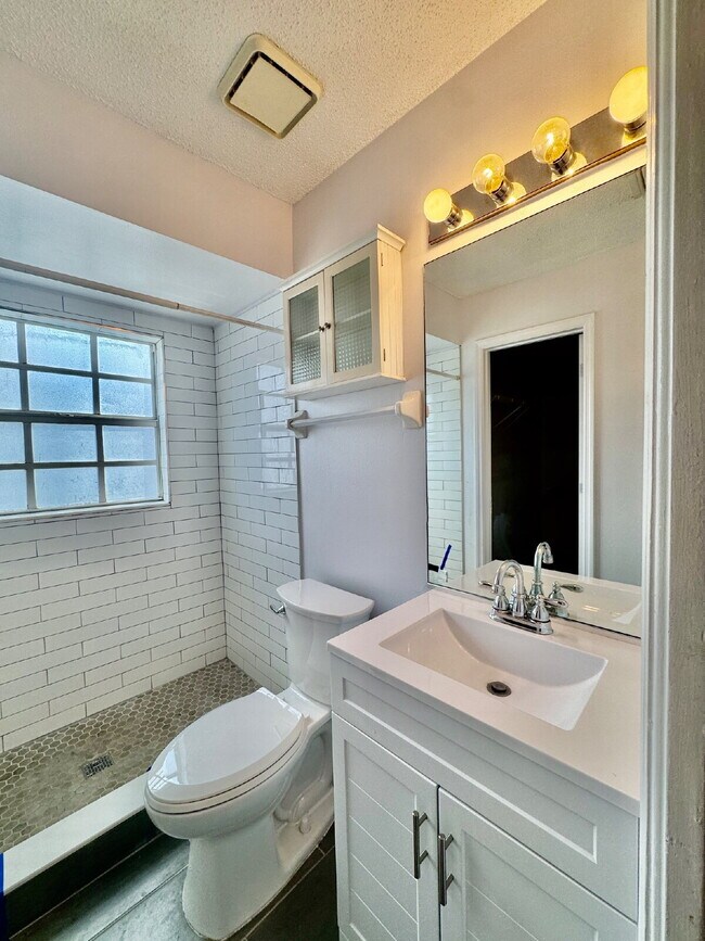 Building Photo - 3 Bed, 2 Bath Tampa Home Walking Distance ...